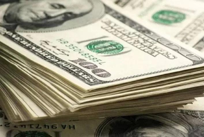 Dólar sobe, reagindo à prévia do PIB, enquanto mercados refletem sobre futuro da economia