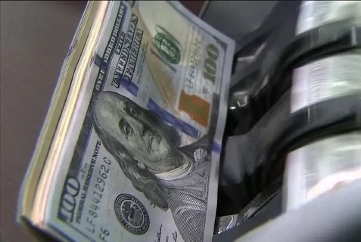 Dólar inicia pregão em alta com atenção voltada para isenção do IR e decisões de juros