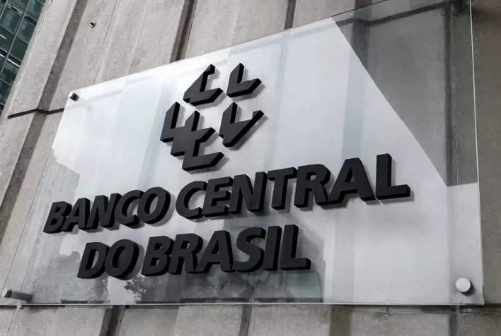 Banco Central aponta sinais de desaceleração econômica e indica alta menor dos juros em maio