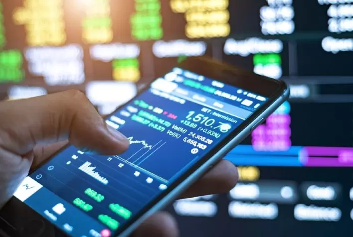 Ibovespa inicia a semana com leve oscilação diante de temores sobre novas tarifas dos EUA
