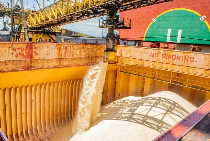Exportações de açúcar ganham fôlego nos portos brasileiros, mas recuam em abril