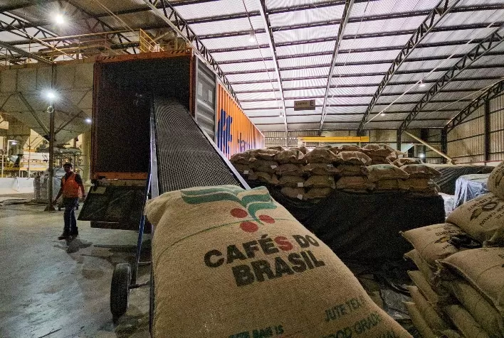 Exportações brasileiras de café caem em abril, mas acumulado da safra 2024/25 segue em ritmo recorde