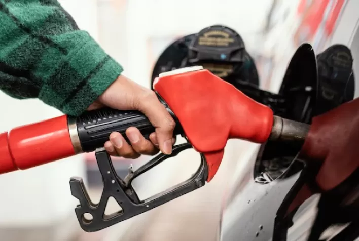 Gasolina cai para R$ 6,43 e etanol a R$ 4,46 na primeira quinzena de maio, aponta Edenred Ticket Log
