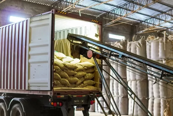 Infraestrutura defasada dos portos brasileiros ameaça exportações de café e gera prejuízos bilionários
