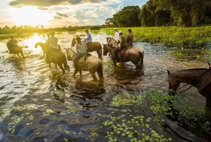 Brasil bate recorde no turismo: país já alcançou 65% da meta anual com 4,4 milhões de visitantes até abril