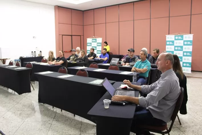 Projeto Campo Futuro levanta custos da pecuária de leite em Chapecó e destaca eficiência do sistema produtivo