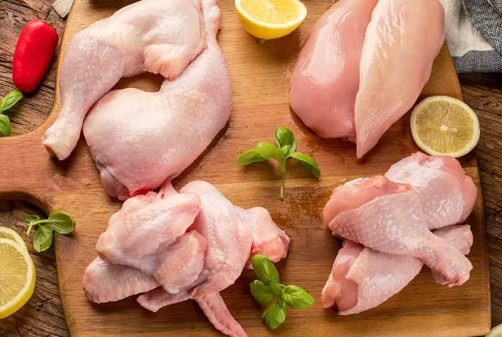 Mercado de carne de frango mantém tendência de queda nos preços, enquanto gripe aviária segue no radar
