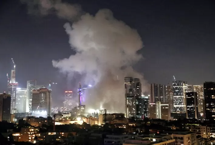 Irã ataca Tel Aviv e Haifa com mísseis; Israel promete resposta severa e tensão cresce no Oriente Médio