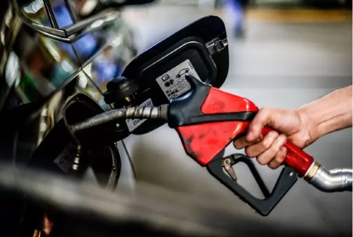 Gasolina tem queda tímida de R$ 0,04 nos postos após redução anunciada pela Petrobras