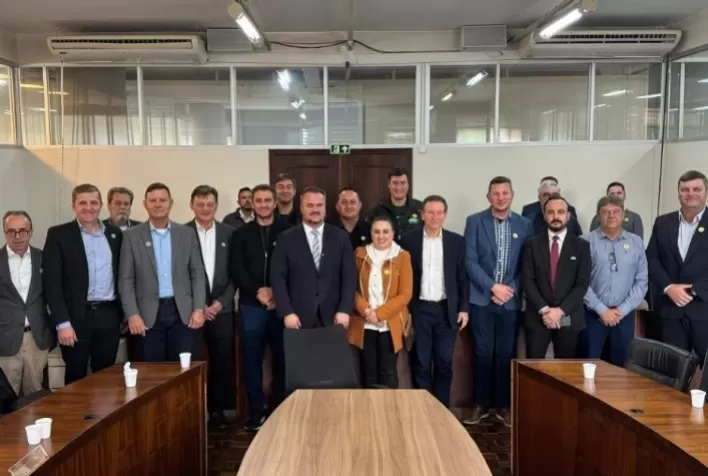 Comitiva do Paraná visita Vale do Rio Pardo para conhecer a classificação do tabaco na propriedade