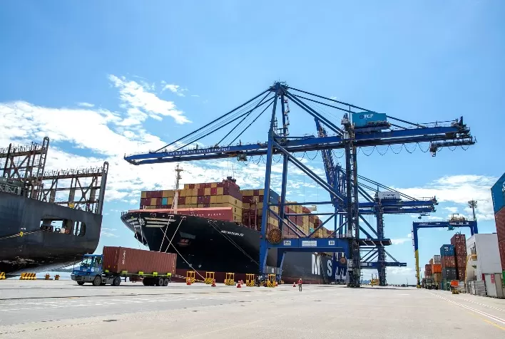 Portos do Paraná movimentam mais de 28 milhões de toneladas nos cinco primeiros meses de 2025