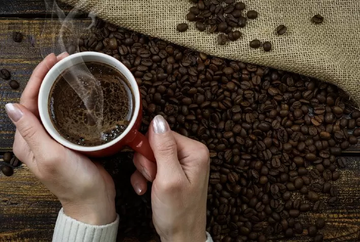Café encarece 81 % para o consumidor em 12 meses, mas queda no campo indica alívio gradual