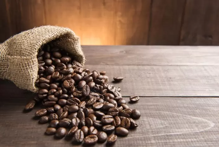 Produção Global de Café Cresce, Mas Estoques Apertados Mantêm Mercado Sob Pressão