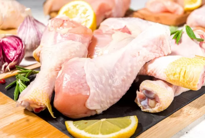 Preços da carne de frango caem em julho com oferta maior que demanda, aponta Cepea