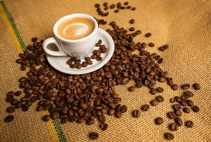 Preços do café oscilam com avanço da safra brasileira e incertezas sobre taxação dos EUA