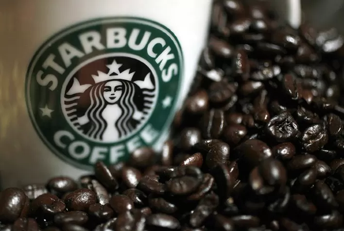Starbucks supera estimativas de receita com retomada na China e reformulação da marca nos EUA