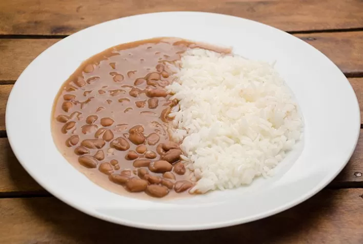 Consumo de arroz e feijão recua no Brasil, enquanto pratos prontos e saladas ganham espaço