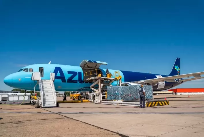 Transporte aéreo de morangos dispara e Azul Cargo registra alta de mais de 800% no 1º trimestre de 2025