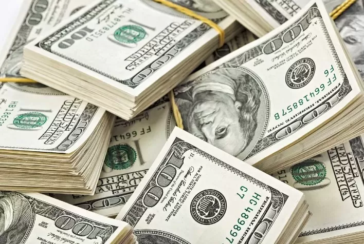 Dólar inicia sexta-feira em alta com tensões comerciais entre EUA e Brasil no radar