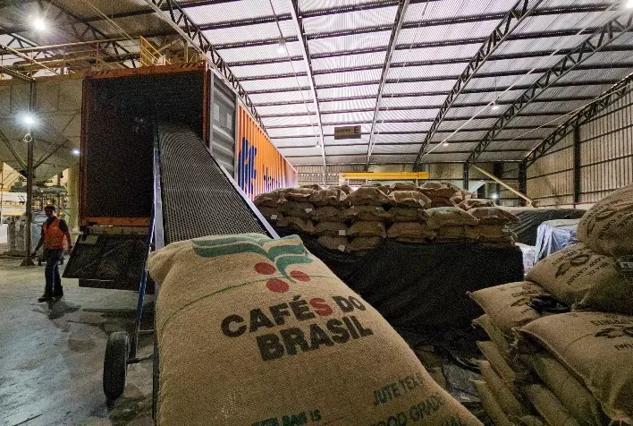 Exportações de café do Brasil caem em volume, mas receita dispara 36% em 2025