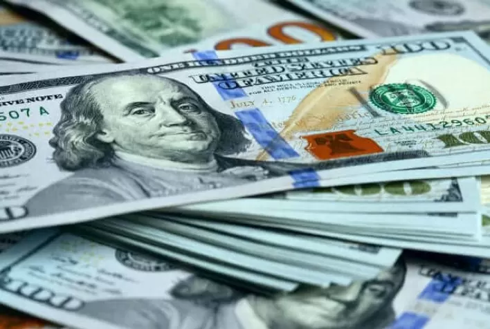 Dólar inicia em queda com impasse entre Brasil e EUA e expectativa pela ata do Fed