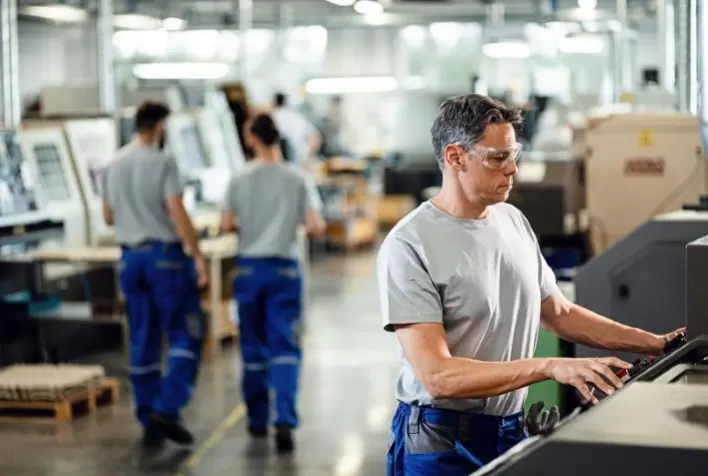 Indústria de máquinas e equipamentos registra crescimento em julho, mas exportações sofrem pressão