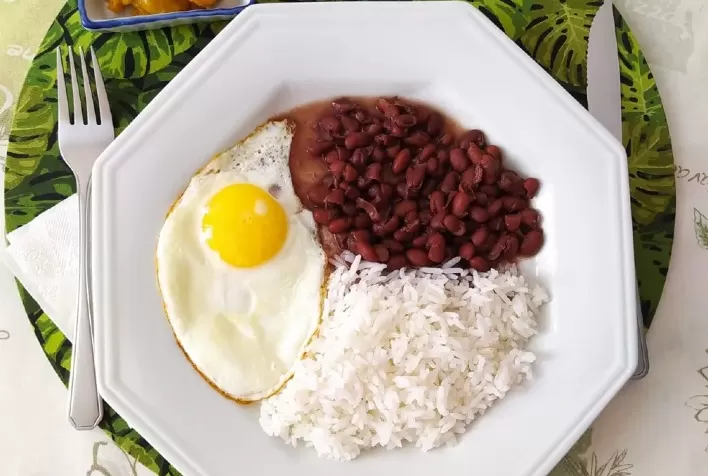 Preços de ovos, arroz e feijão recuam em julho, oferecendo alívio ao consumidor