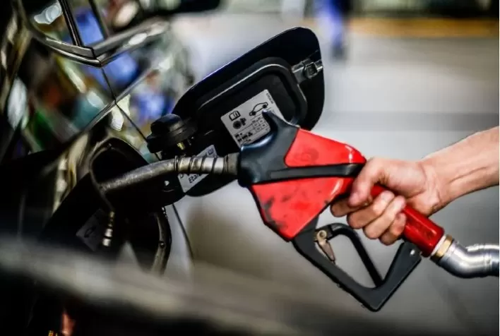 Gasolina no Brasil está 8% acima do preço internacional, aponta Abicom