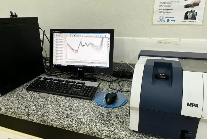 Após casos de intoxicação, produtores de cachaça recorrem à UFLA para garantir qualidade e segurança da bebida