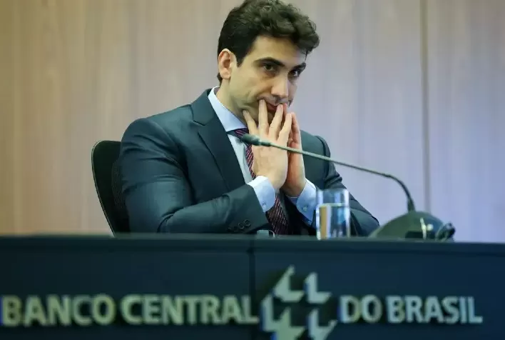 Galípolo afirma que Banco Central mantém juros altos por tempo prolongado diante de inflação fora da meta