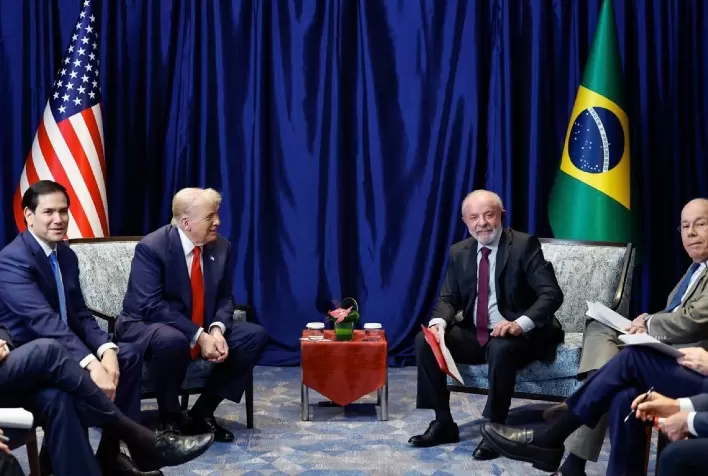 Brasil e Estados Unidos reforçam negociações comerciais após imposição de tarifas e sanções — foco em acordo rápido e diálogo estratégico