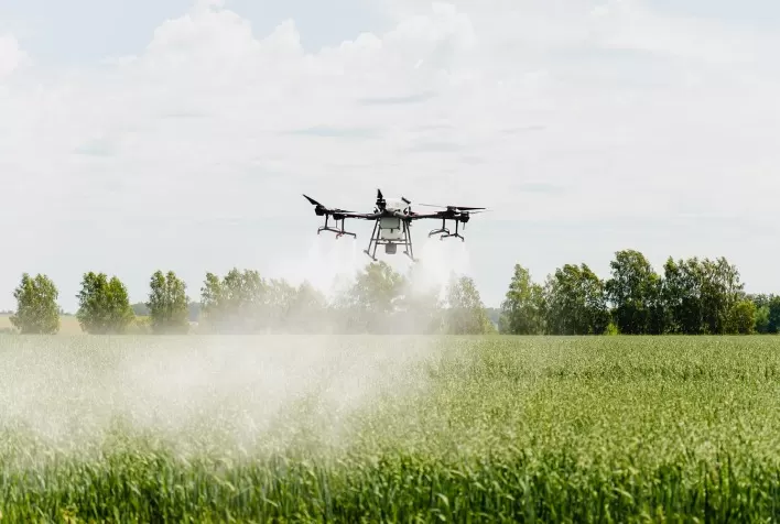 Pulverização com drones revoluciona o campo, mas requer ajustes técnicos e uso correto de adjuvantes para máxima eficiência