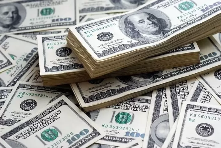 Ibovespa bate novo recorde histórico e dólar recua com foco no PIB do terceiro trimestre