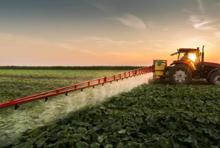 Mercado de defensivos agrícolas cresce em 2025 com mais registros e concorrência acirrada no Brasil