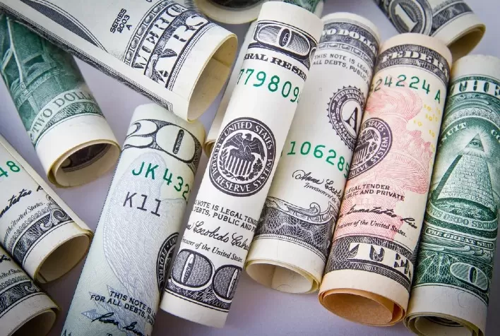 Dólar recua com foco em dados de emprego nos EUA e agenda econômica no Brasil