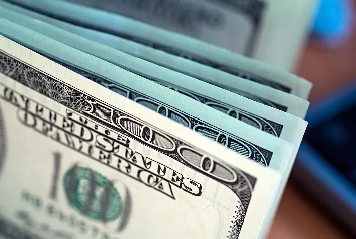 Dólar sobe e mercado reage ao IPCA e declarações econômicas