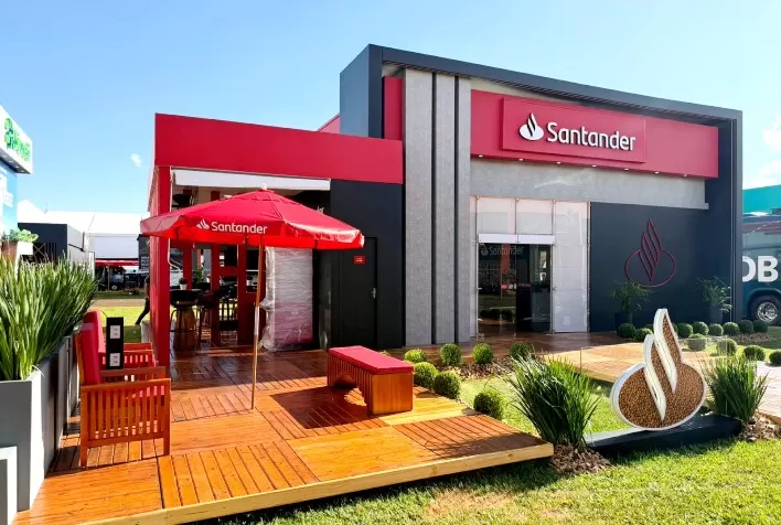 Santander reforça apoio ao agricultor no Show Rural Coopavel com foco na retomada da produção
