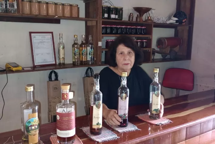 Aposentada transforma fazenda em Felixlândia e se destaca na produção de cachaça e produtos artesanais