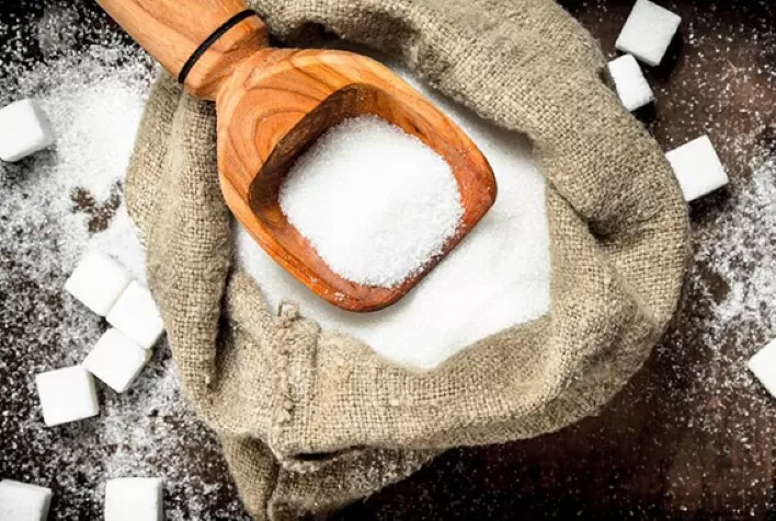Açúcar recua nas bolsas internacionais e no mercado brasileiro diante de cenário de ampla oferta