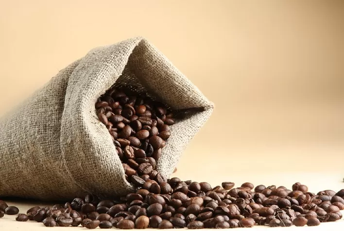Mercado global de café deve ter superávit em 2026, mas volatilidade ainda preocupa