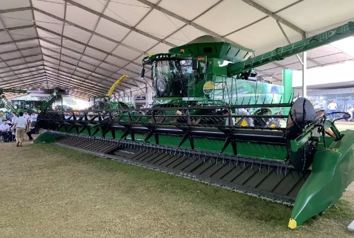 Vendas de colheitadeiras despencam no Brasil e recuam quase 50% em fevereiro, aponta Fenabrave