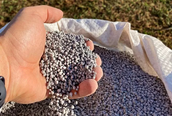 Fertilizantes seguem caros no Brasil e relações de troca limitam compras do produtor rural