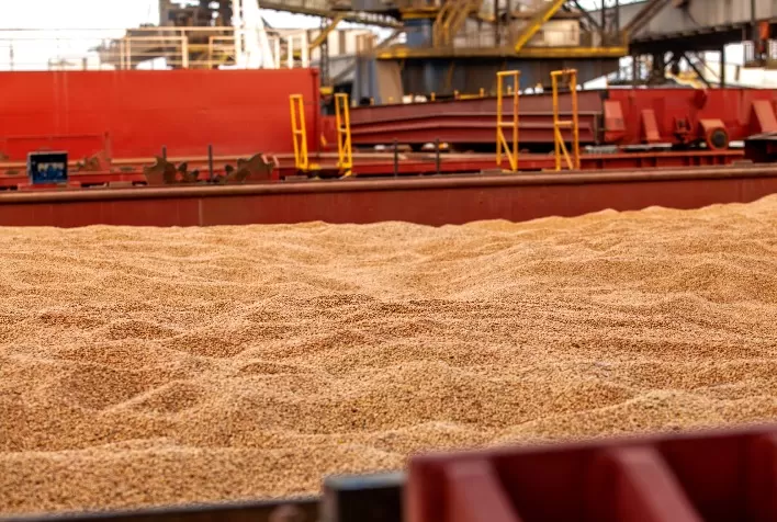 Exportações brasileiras de grãos ganham ritmo em 2026, com recorde na soja e avanço logístico global