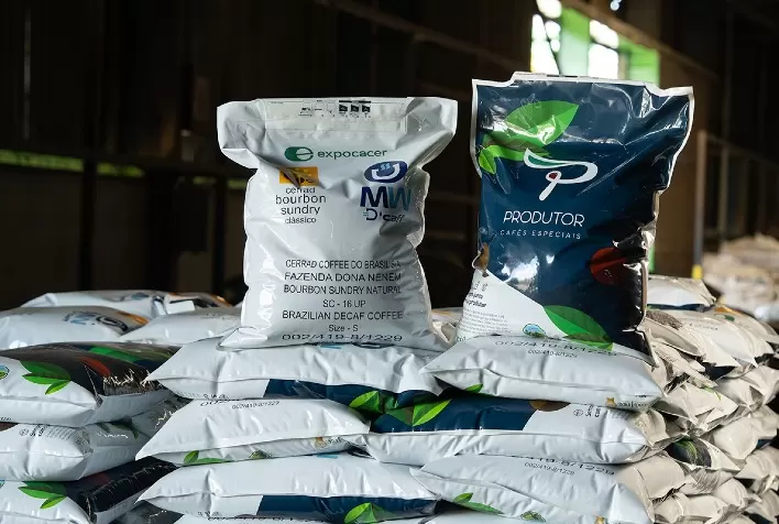 Cooperativa do Cerrado Mineiro realiza exportação inédita de café especial naturalmente descafeinado para o Japão