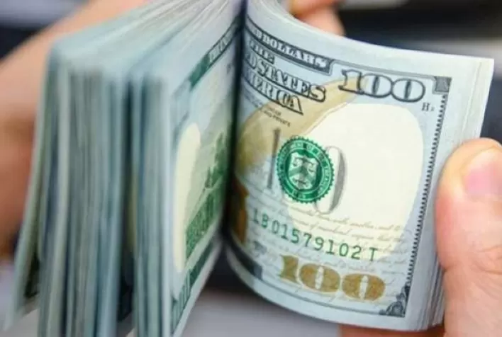 Dólar oscila com atenção aos juros dos EUA e fluxo para emergentes; mercado acompanha impacto sobre o real