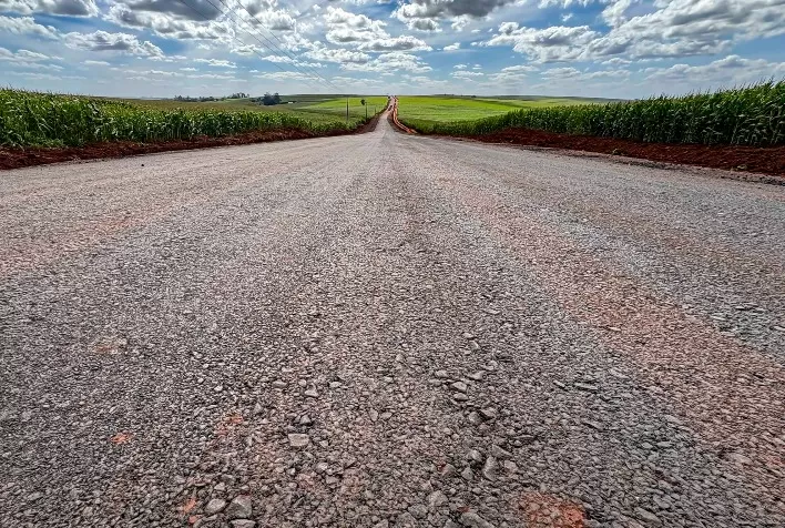Paraná investe R$ 3,5 bilhões em pavimentação rural e amplia logística do agronegócio em 262 cidades