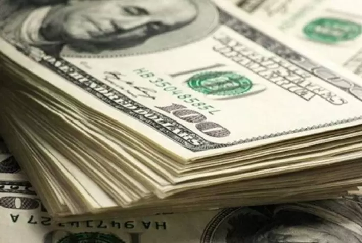 Dólar hoje: moeda oscila perto dos R$ 5 com tensão política no Brasil e ajustes após forte alta; Ibovespa recua e mercado segue cauteloso