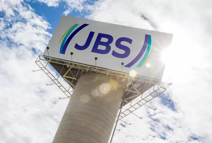 JBS lucra US$ 221 milhões no 1º trimestre de 2026 e operações no Brasil ajudam a compensar crise nos EUA