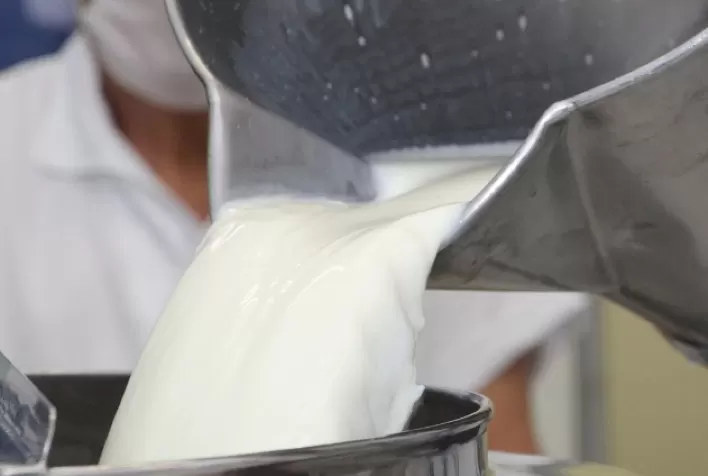 Preço do leite ao produtor sobe 10,4% em abril e registra quarta alta consecutiva em 2026, aponta Cepea