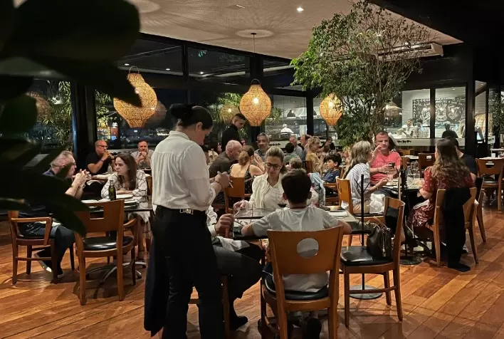 Varejo brasileiro cresce no primeiro trimestre de 2026 e setor de restaurantes lidera expansão do consumo